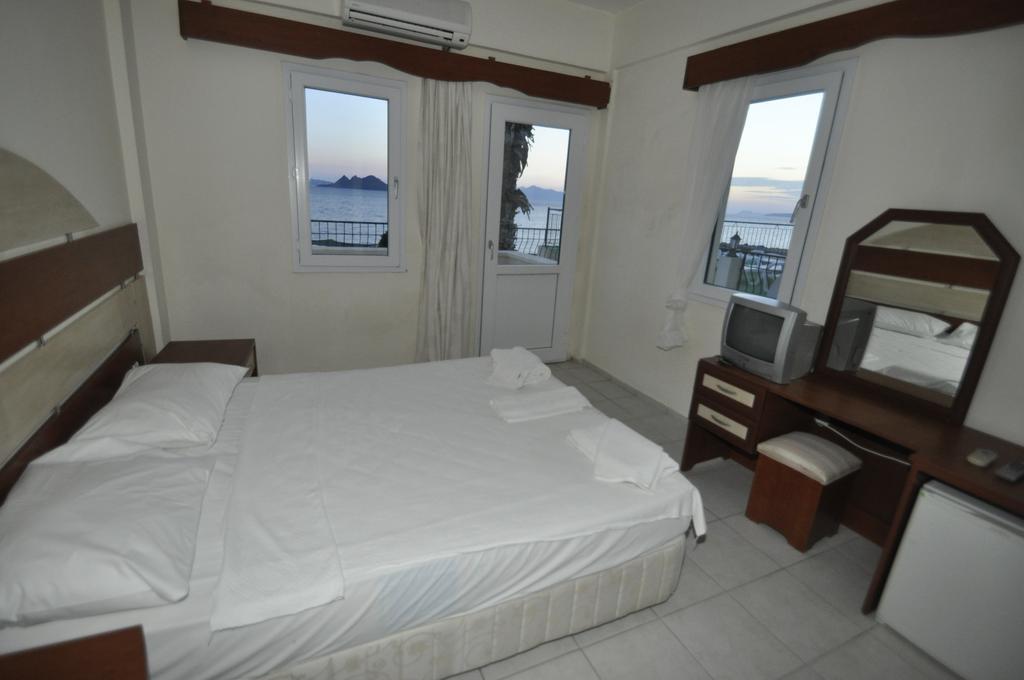 Ado Beach Hotel Turgutreis Exteriör bild