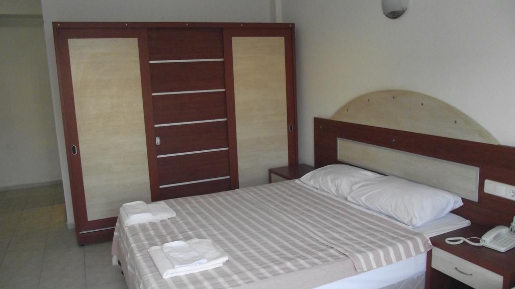 Ado Beach Hotel Turgutreis Rum bild