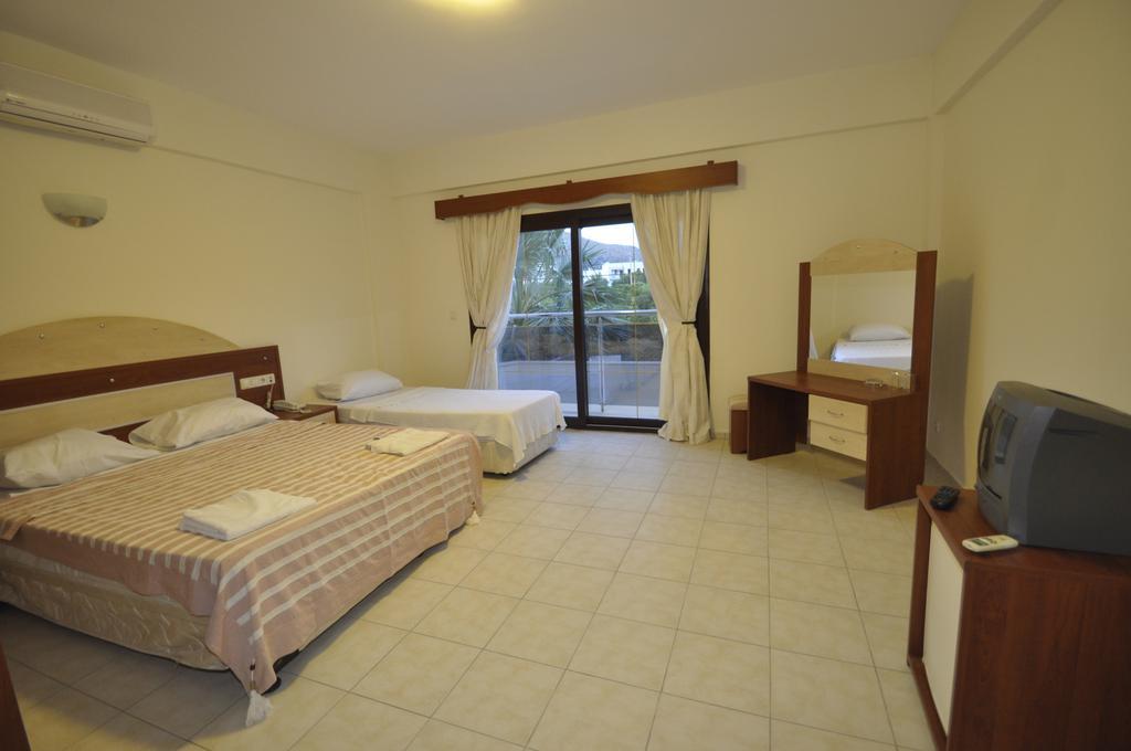 Ado Beach Hotel Turgutreis Rum bild