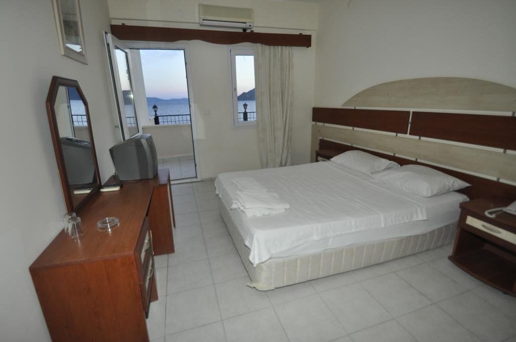 Ado Beach Hotel Turgutreis Rum bild