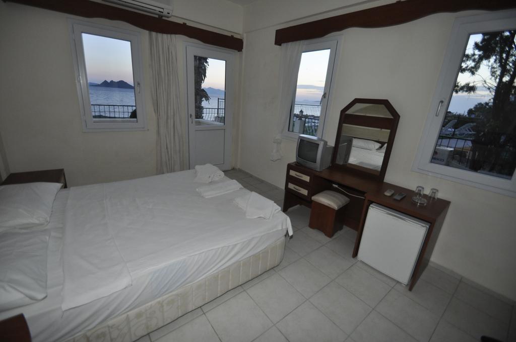 Ado Beach Hotel Turgutreis Rum bild