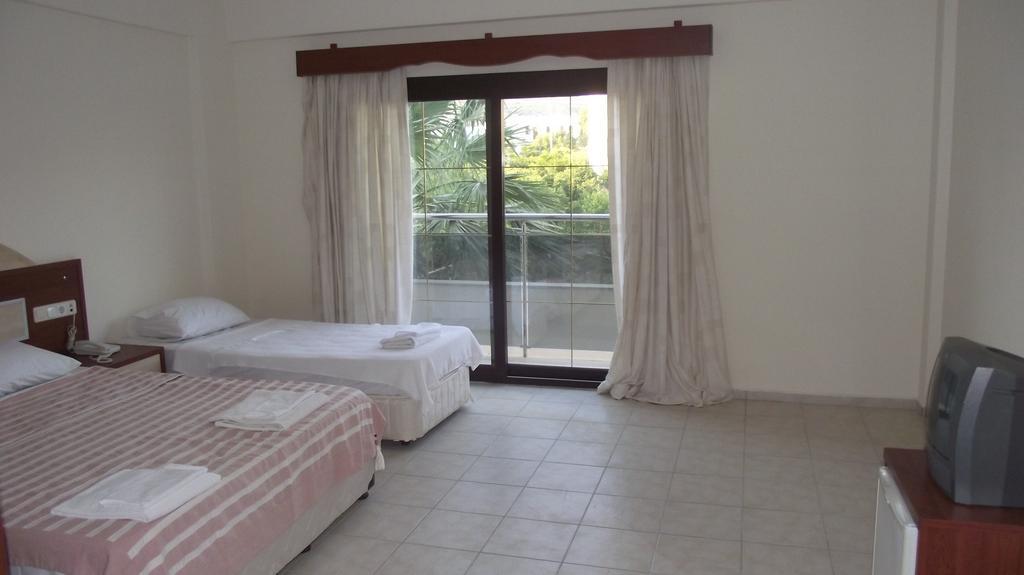 Ado Beach Hotel Turgutreis Rum bild